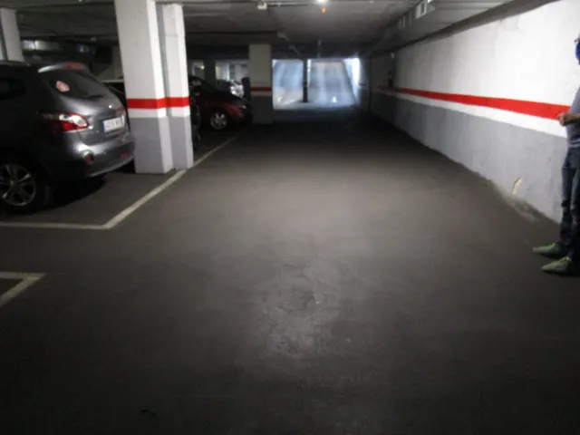 Plaza cohe mediano en calle Corral /Moianès, Barcelona — 6