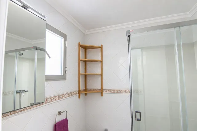 En venta casa pareada de 4 habitaciones, con patio y terraza, barriada las flores — 18