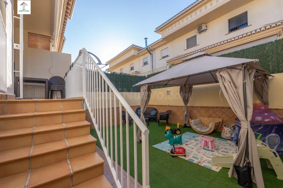 Espectacular chalet adosado en el Vial de Churriana de la Vega: eficiencia, confort y listo para entrar a vivir!