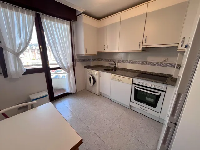 Gran piso de esquina de 3 dormitorios con garaje cerrado opcional en Colindres — 40