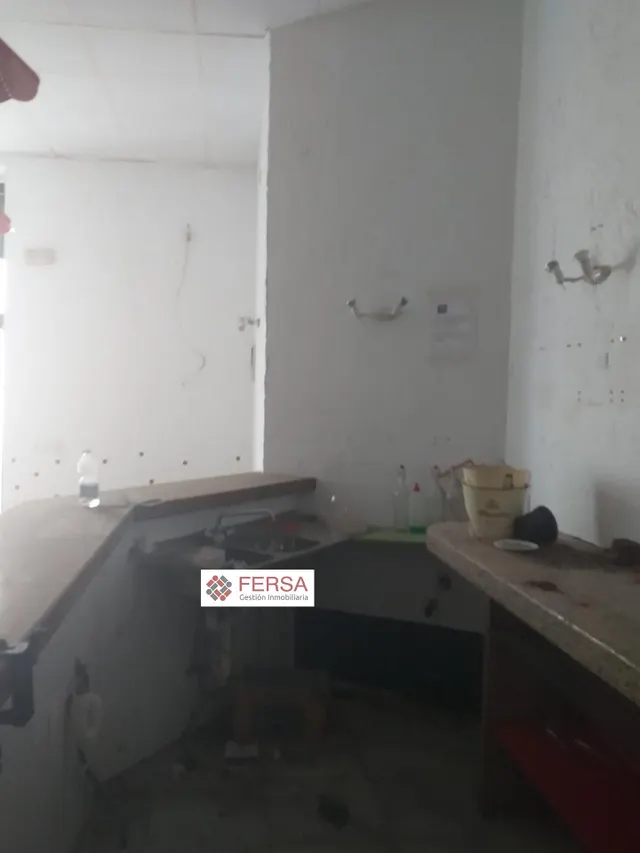 SE VENDEN TRES LOCALES COMERCIALES EN PLENO CENTRO. — 25