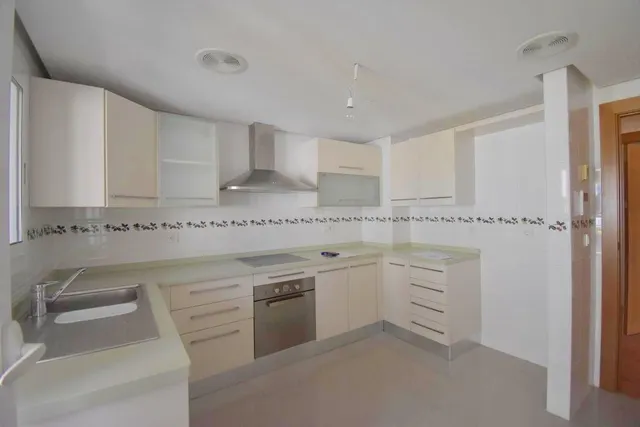 Amplio piso SE VENDE en Torrevieja – 3 habitaciones, terraza y garaje incluido — 11