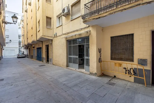 Estos dos grandes locales en pleno centro de Granada ofrecen una oportunidad única para tu negocio. — 2
