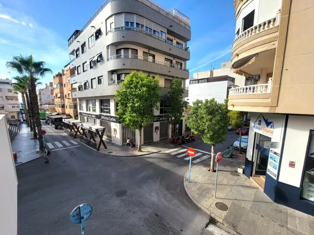 Moderno apartamento muy espacioso, en esquina, 3 dormitorios, 3 baños, parking, piscina, a 5 minutos a pie de la Playa del Cura — 11