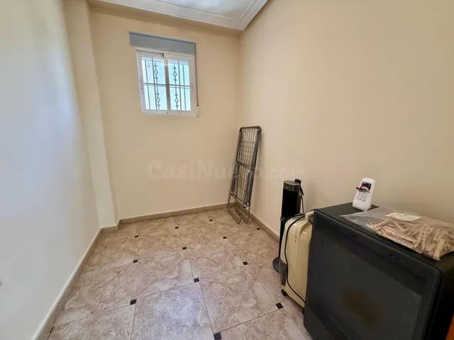Villa independiente con piscina privada y 6 dormitorios junto a la Laguna Rosa de Torrevieja — 39