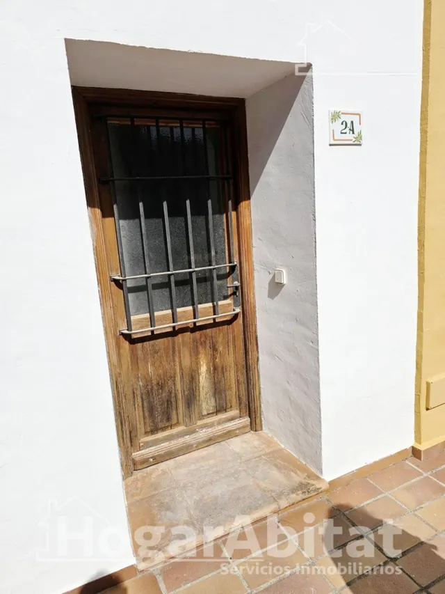 Gran solárium privado y vistas a las piscinas en esta luminosa casa — 21