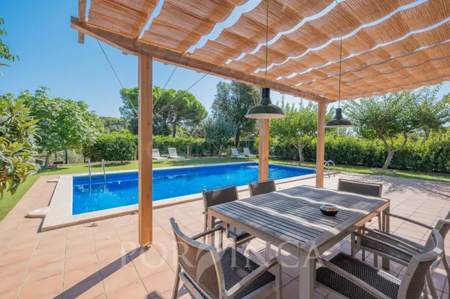 Casa completamente reformada con apartamento independiente, licencia turística, gran jardín y piscina en Calonge — 2