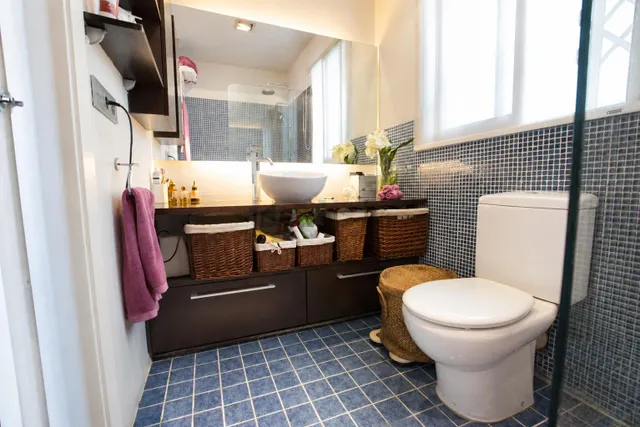 Piso único en Ruzafa con suite, bañera y techos altos. — 17