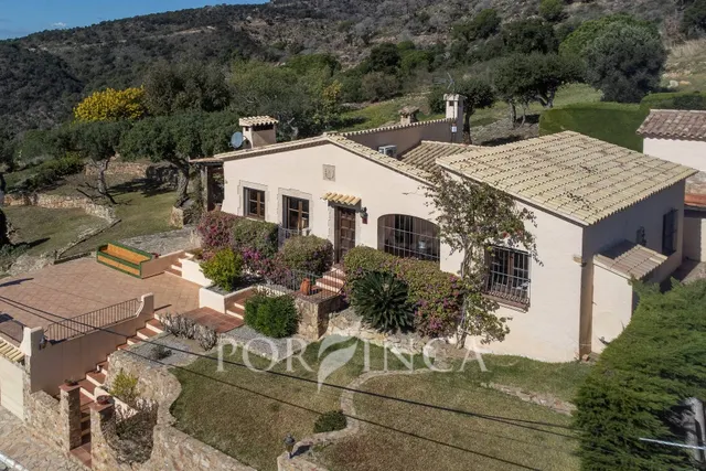 Villa de estilo mediterráneo con vistas panorámicas al mar c