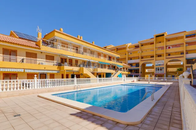Apartamento semi reformado con orientación sur, vistas laterales al mar y piscina comunitaria. — 25