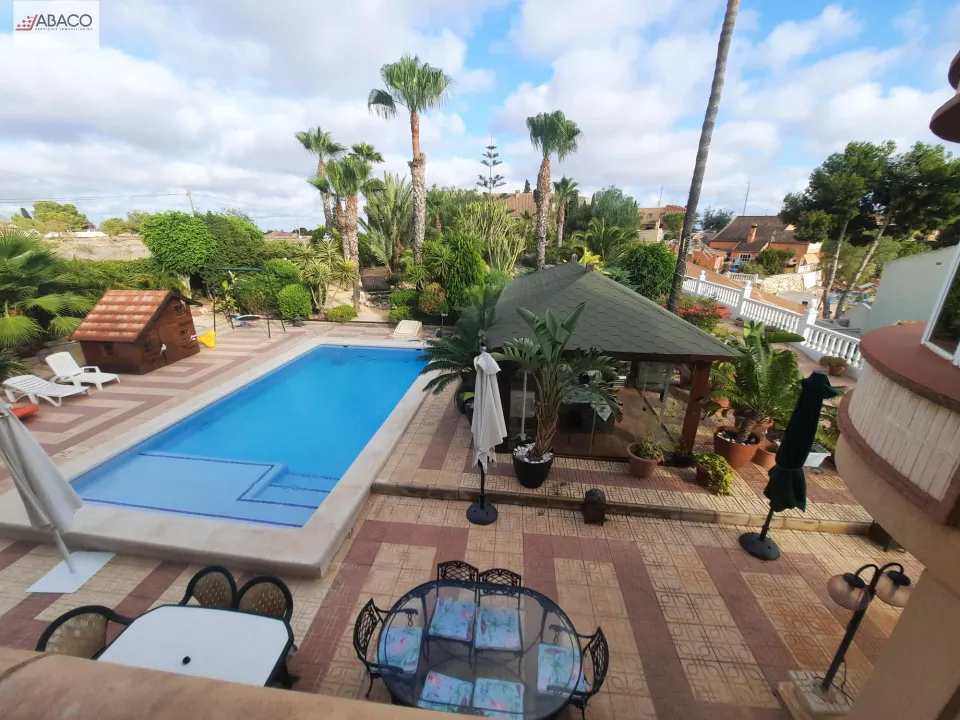 Elegante chalet con maravilloso jardín y vistas privilegiadas.