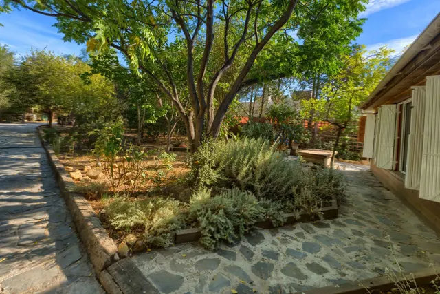 Chalet independiente de una planta con apartamento, piscina y parcela urbana de 2.800 m2 — 39