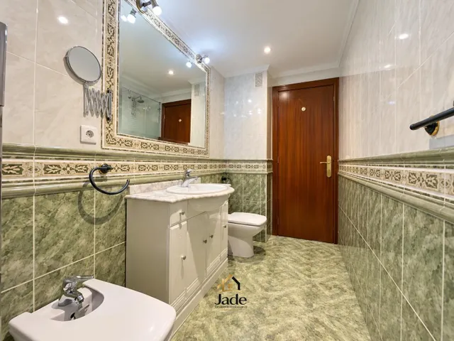 Excelente piso de 4 dormitorios y dos baños en la zona de Ciudad Jardin, junto a la avenidad del Aeropuerto — 21