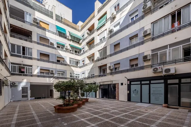 AMPLIO PISO JUNTO A EL CORTE INGLES EN JAEN — 34