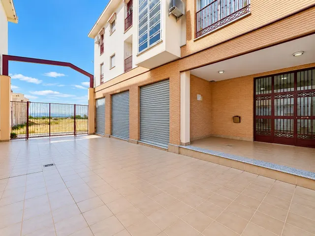 Bonito piso exterior y luminoso de dos dormitorios, baños y aseo en Albolote junto al metro y con plaza de garaje — 34