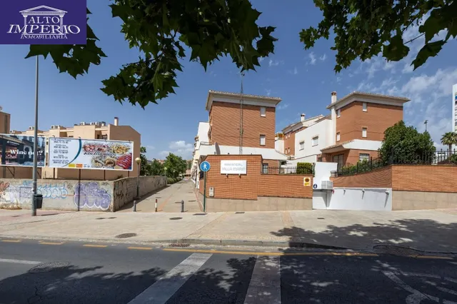 AMPLIA CASA ADOSADA DE 241 m2 CON 4 DORMITORIOS, GARAJE, SÓTANO, PATIO Y TERRAZAS — 28