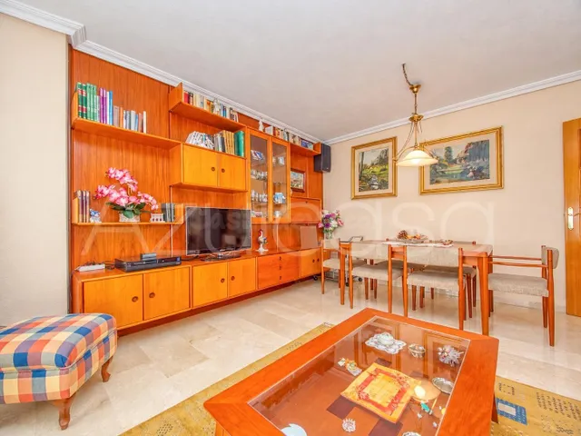Piso en venta de 4 dormitorios y 2 baños completos con garaje Junto al Mercado Central de Alicante — 4