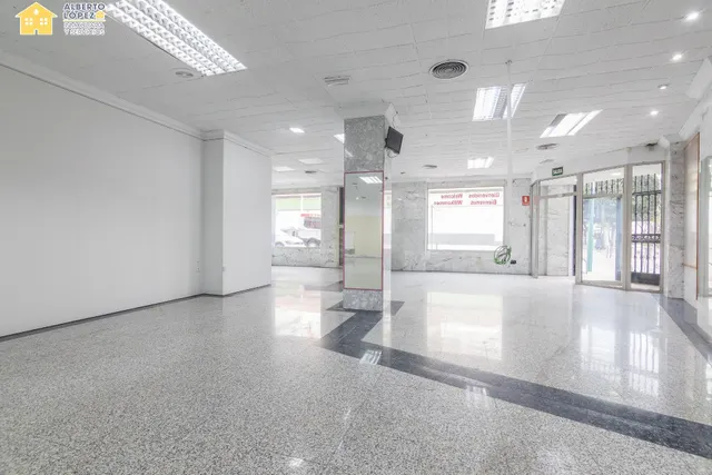 Local de 200 metros en venta en el centro de El Altet. — 12