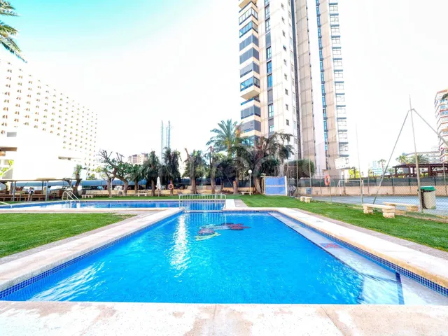 Estupenda vivienda en 3ª linea de playa en Benidorm - foto 2
