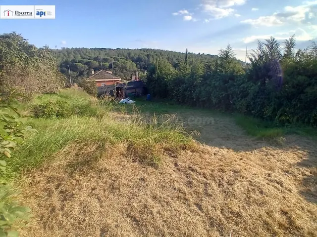 TERRENO CON CASA UNIFAMILIAR EN URBANIZACIÓN TERRABRAVA DE T