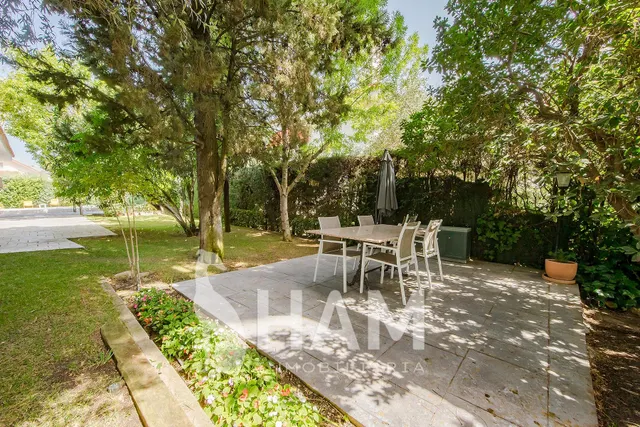 Casa en una planta con pabellón de invitados, piscina y garaje – Parcela 1.180 m2 — 8