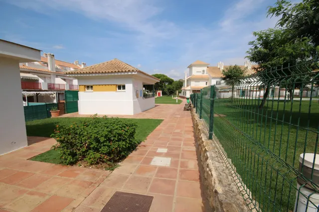 Exclusivo adosado de 3 plantas en Hoyo 14 junto al Campo de Golf – Nuevo Portil — 50