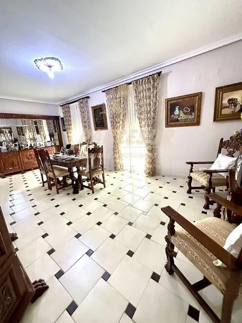 EDIFICIO CON VIVIENDAS Y ESPACIO PARA ALMACEN O APARTAMENTOS - foto 2