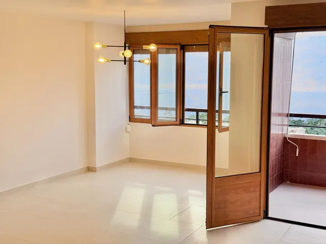 Piso reformado de 3 dormitorios y 2 baños a 200 metros del mar en el centro de Torrevieja — 11
