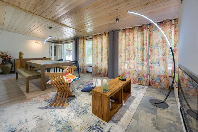 Chalet independiente de una planta con apartamento, piscina y parcela urbana de 2.800 m2 — 18