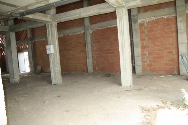 Local comercial en Orihuela cerca del Colegio Santo Domingo y de la Casa Museo de Miguel Hernández. — 14