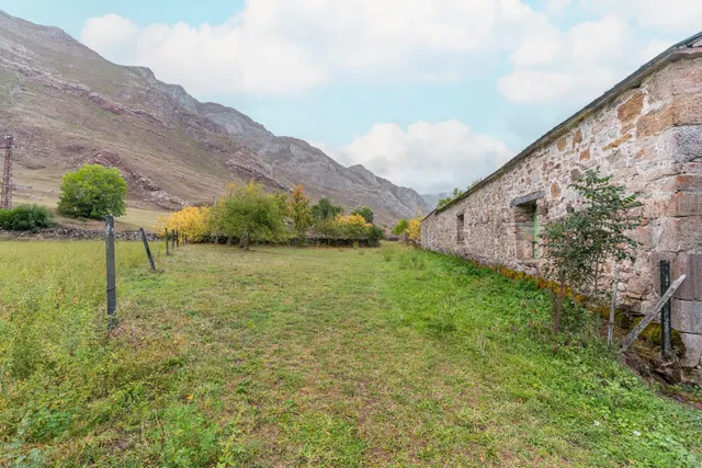 Casa, cuadra, pajar y fincas en venta en babia — 25