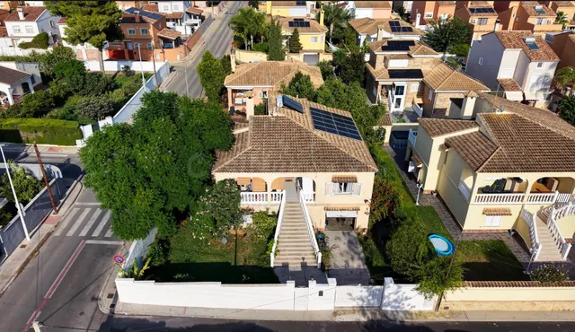 Chalet independiente en parcela esquinera de 515 m2 con gran garaje en Maravisa — 2
