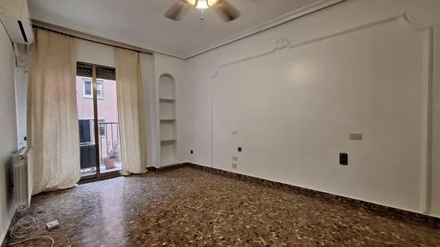 Piso SIN AMUEBLAR de 4 dormitorios, dos baños y plaza de garaje en la Calle Puerta Nueva — 23