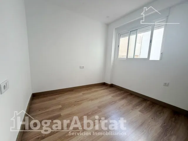 REFORMADO CON 4 DORMITORIOS Y BALCÓN — 28