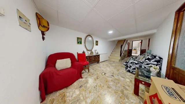 CASA UNIFAMILIAR de 170m2 útiles sobre parcela de 265m2. Distribuido en sótano con bodega, salón, cocina, dos baños, cuatro habitaciones y buhardilla diáfana — 7
