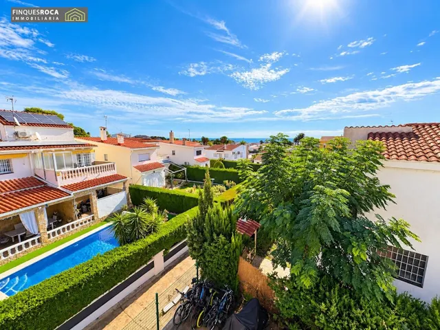 En Urbanizacion Serramar, Apartamento Esquinero, de 2 Dormitorios, Baño Completo, Terraza de 12 m2, Vistas Despejadas — 22