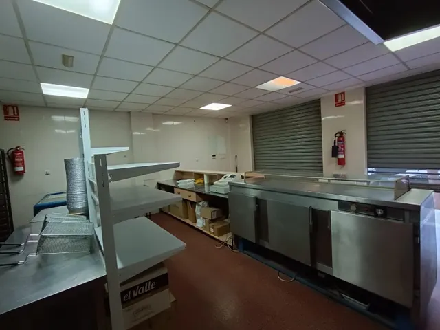 VENTA LOCAL COMERCIAL EQUIPADO DE NEGOCIO DE HOSTELERÍA — 10