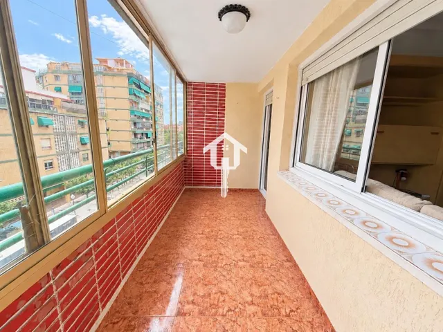 PISO EN VENTA EN ALICANTE. ZONA DE LA FLORIDA. 134m2 CON 4 habitaciones DOBLES, 2 BAÑOS COMPLETOS, TERCERA PLANTA CON ASCNESOR, TERRAZA Y DESPENSA. — 29