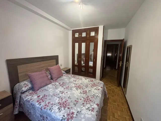 Poligono Residencial. Piso AMUEBLADO con 3 dormitorios y 2 baños . Piscina comunitaria. Garaje. — 6