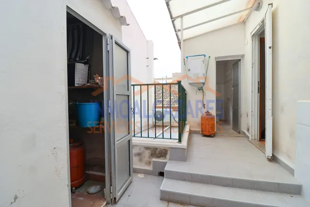 ¡A SOLO 1 MINUTO DE LA PLAYA! CÉNTRICO APARTAMENTO EN PRIMERA PLANTA DE 3 DORMITORIOS Y TERRAZA CON VISTAS AL MAR, EN LOS ALCÁZARES, MURCIA. — 16