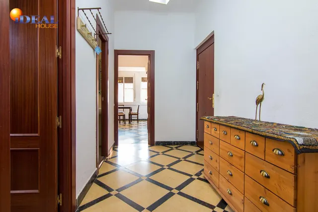 Por debajo de la Plaza Trinidad, a un paso de Facultad de Traductores, Derecho, Escuela de Arte y Oficios. Actualmente 6 estancias(incluido el salón). un cuarto de baño, un aseo, cocina. Techos Alto — 15