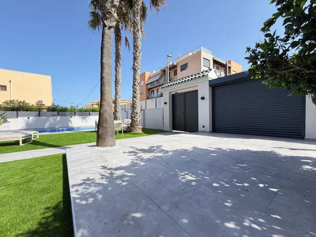 Villa totalmente reformada con vistas al mar y a 100 metros de playa en punta prima con piscina privada y con parcela de 360 m2.ref 351mvc — 7