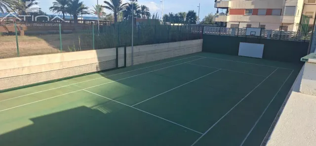 Ático de lujo en Playa de Gandia: vistas al mar, terraza panorámica y acceso directo a la playa en Residencial Aiguablava. — 8