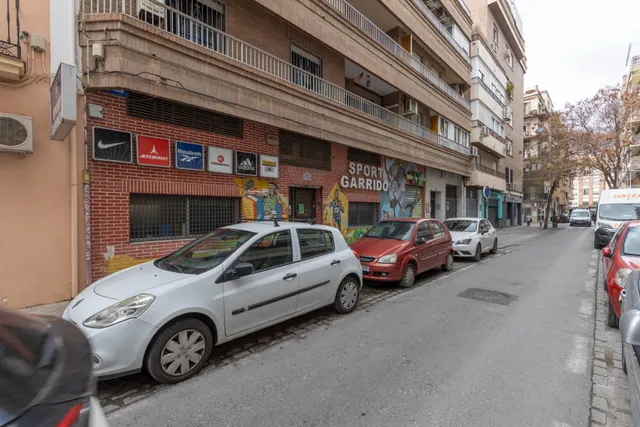 Amplio local comercial en una de las zonas más consolidadas de Granada con salida a dos calles — 26