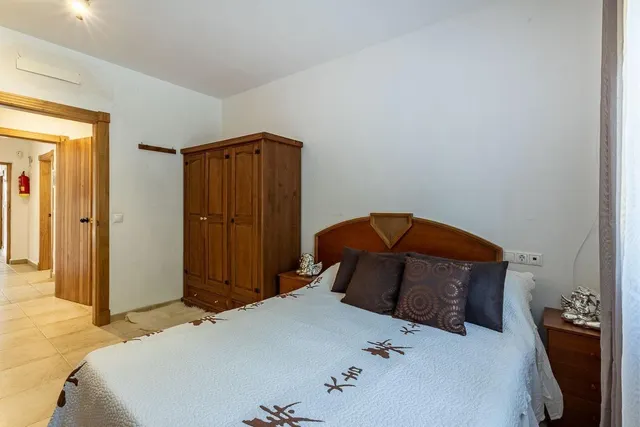 Chalet independiente con pozo propio y placas solares — 11