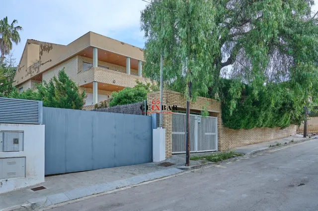 ESPETACULAR CASA EN ZONA EXCLUSIVA Y TRANQUILA CON JARDÍN — 41