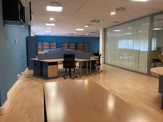 ALQUILER DE OFICINA, EN CENTRO DE EMPRESAS — 18
