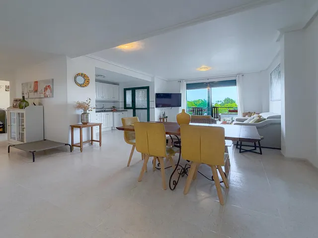 Orihuela Costa! Espectacular apartamento con amplios espacios + gran terraza con vistas despejadas y laterales al mar + Parking comunitario + Piscina comunitaria con zonas ajardinadas — 16