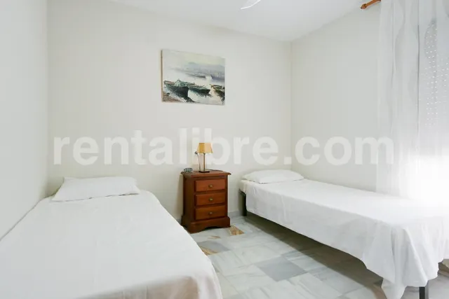 SE ALQUILA CASA CON PATIO – 3 DORMITORIOS – 1.100 €/MES — 10