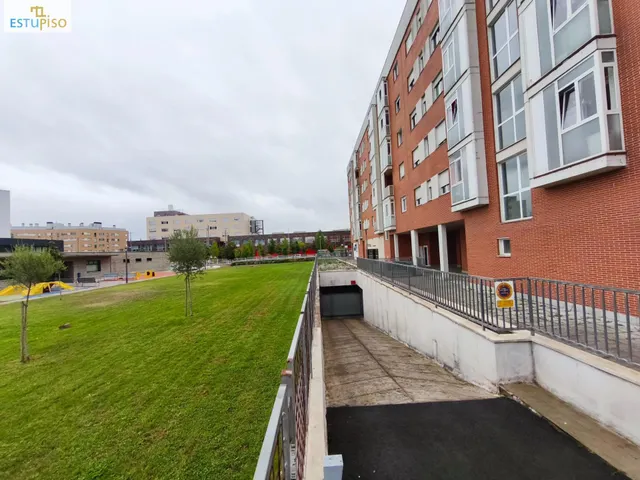 ¡TU OPORTUNIDAD EN SALBURUA! 85m2-3 habitaciones, SUR, garaje y trastero incl. - Urbanización zonas verdes  + Trastero 16m2 — 29